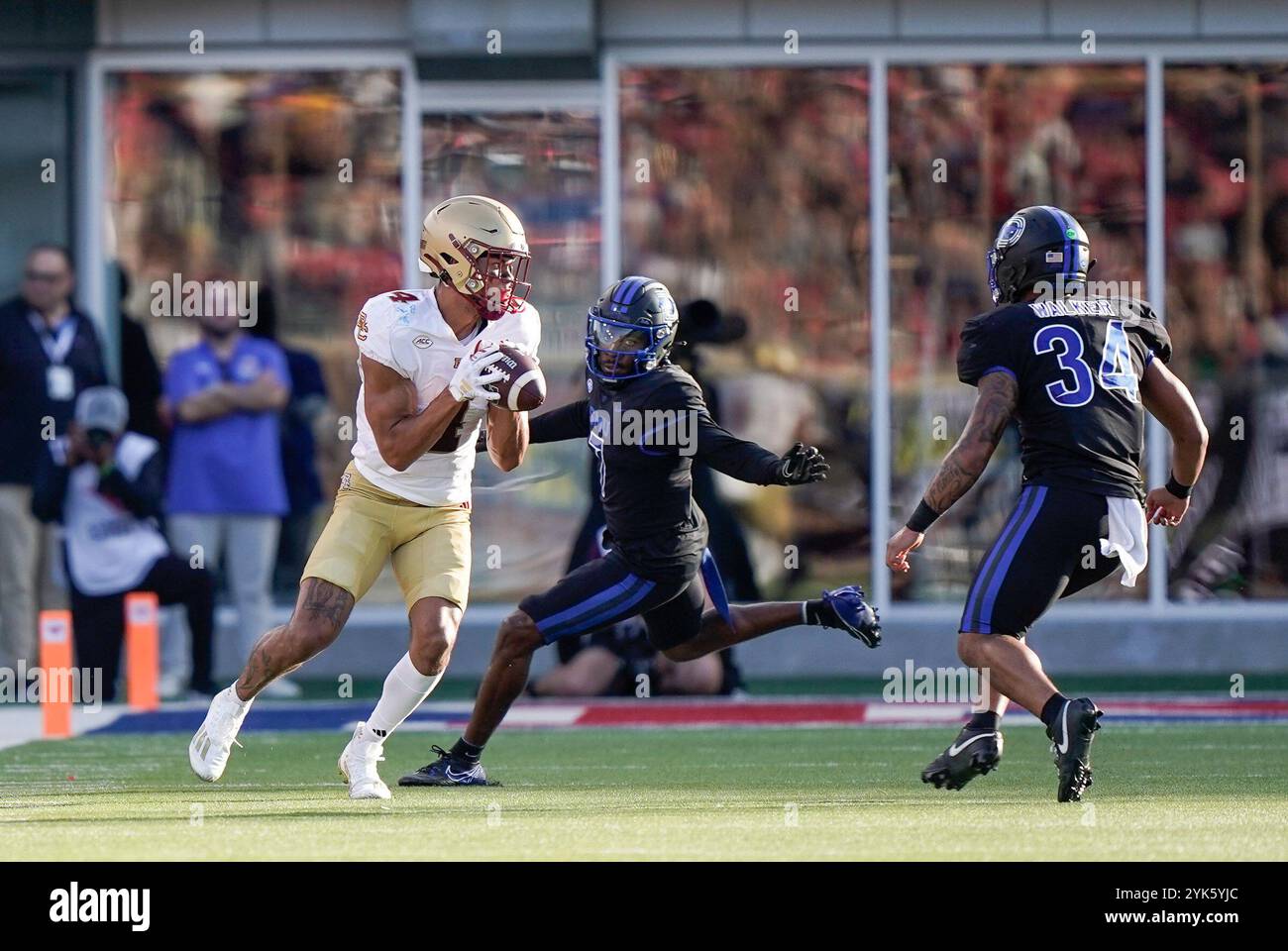 Der Boston College Eagles Wide Receiver REED HARRIS (4) erhält in der ersten Halbzeit einen Pass während des Spiels zwischen den Boston College Eagles und den SMU Mustangs am 16. November 2024 im Gerald J. Ford Stadium in Dallas, Texas. (Foto: Jerome Hicks/SIPA USA) Credit: SIPA USA/Alamy Live News Stockfoto