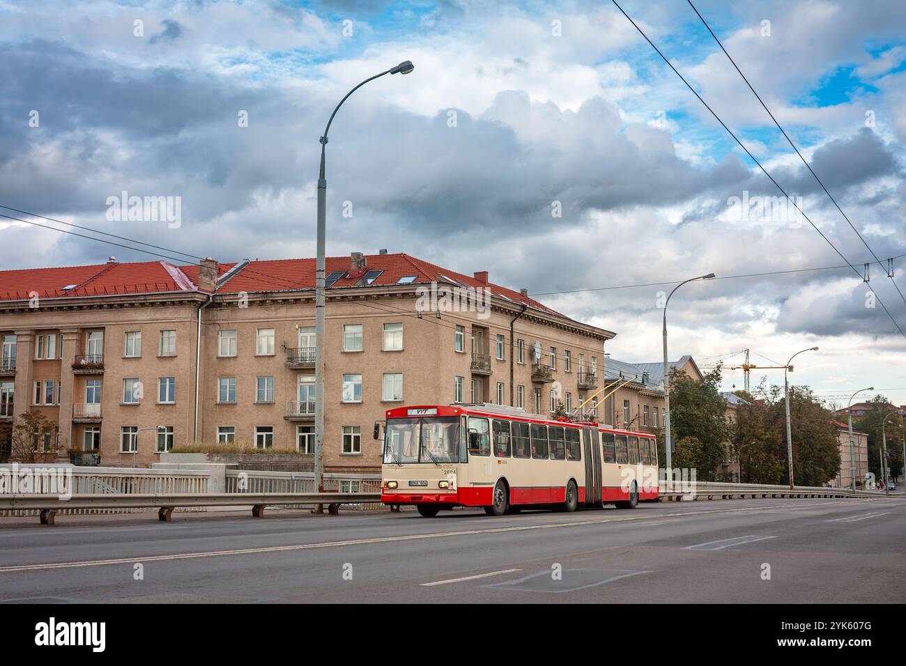 Litauen, Vilnius - 28. September 2018 - ein alter langer Trolleybus mit Fahrgästen fährt auf einer leeren Überführung. Ökologisch sauberer Transport. Stockfoto