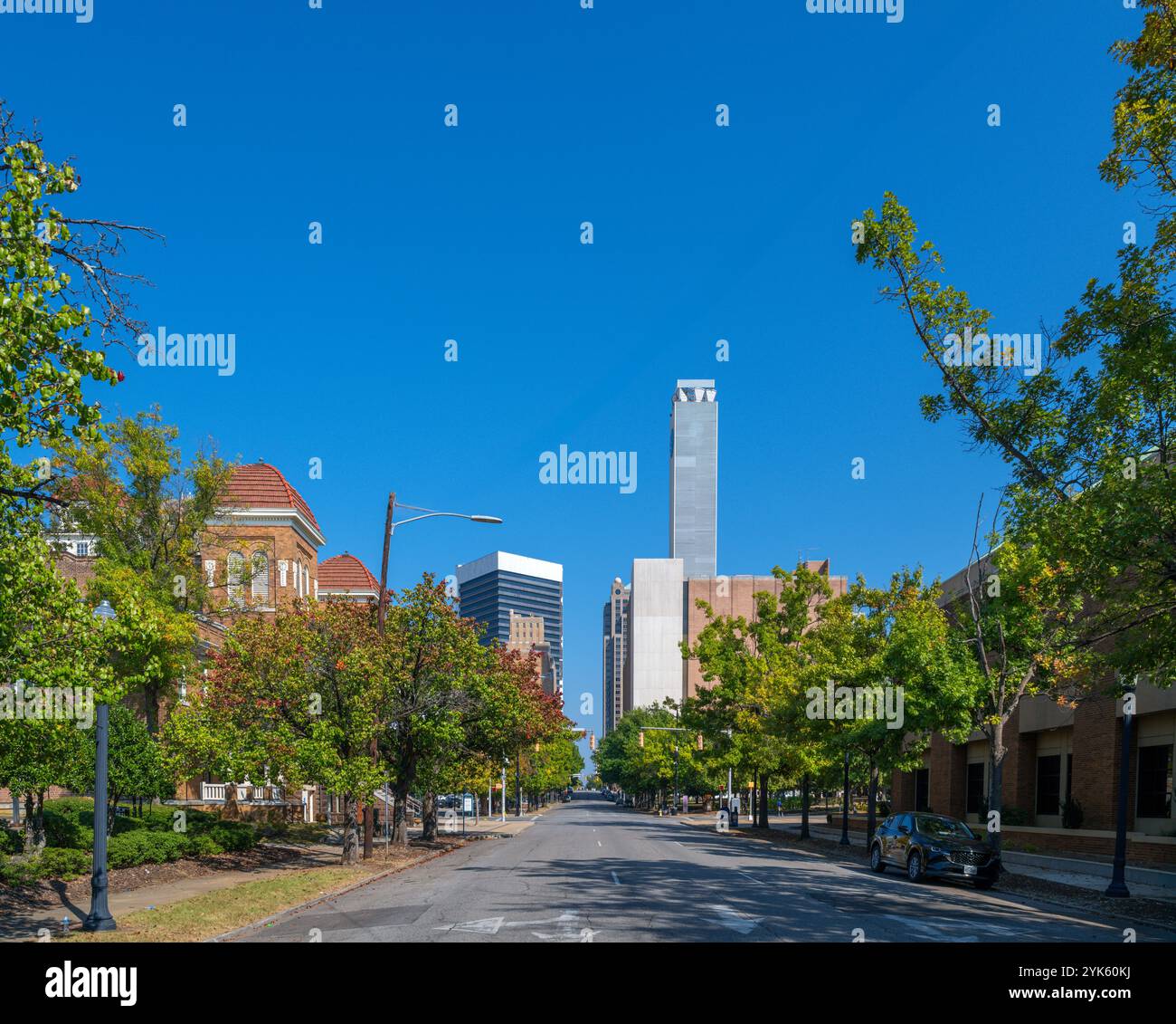 Blick auf die 6th St N mit Blick nach Downtwon mit der 16th Street Baptist Church auf der linken Seite, Civil Rights Distrinct, Birmingham, Alabama, USA Stockfoto