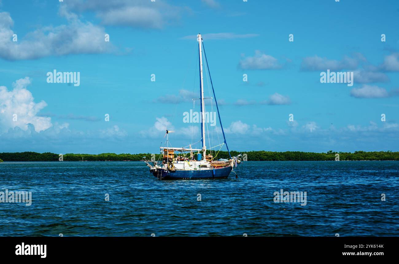 Setzen Sie die Segel für Ruhe! 🌞 Lassen Sie sich vom Wind leiten und denken Sie daran, das Abenteuer zu genießen, das direkt hinter dem Horizont erwartet. Stockfoto