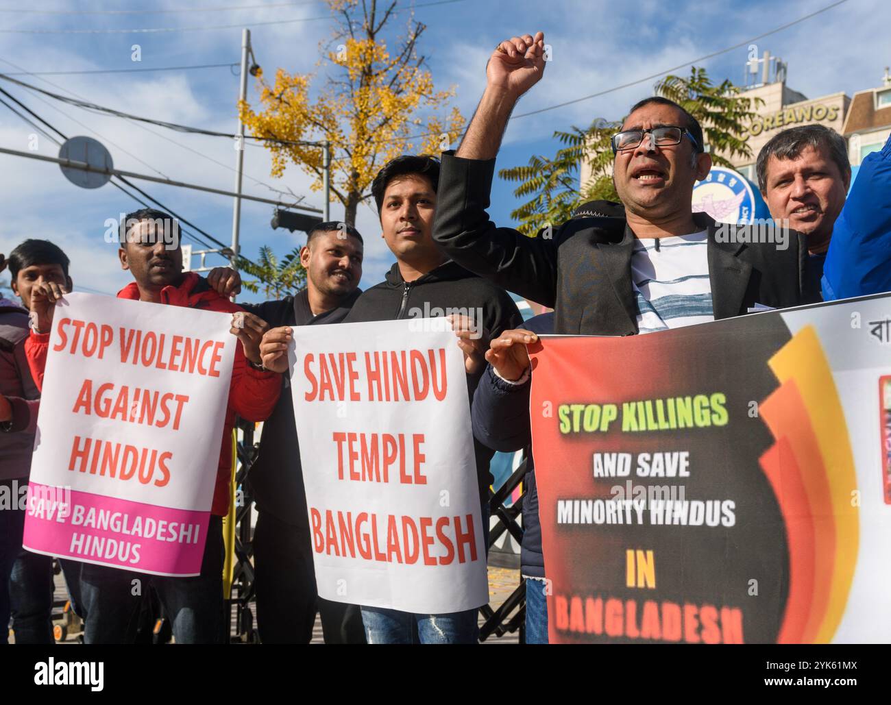 In Südkorea lebende Hindus der Staatsangehörigkeit Bangladeschs halten Plakate während eines Protestes gegen die Verfolgung von Hindus der radikalen Muslime in Bangladesch. Bangladeschs Hindu-Gruppen sagen, dass es seit Anfang August Tausende von Angriffen auf Hindus gegeben hat, als die säkulare Regierung von Premierminister Scheich Hasina gestürzt wurde. Muhammad Yunus, der Friedensnobelpreisträger, der nach Hasinas Sturz eine Interimsregierung führen soll, sagt, dass diese Zahlen übertrieben seien. Hindus machen etwa 8 % der fast 170 Millionen Menschen in Bangladesch aus, während Muslime etwa 91 % ausmachen. Das Land Stockfoto