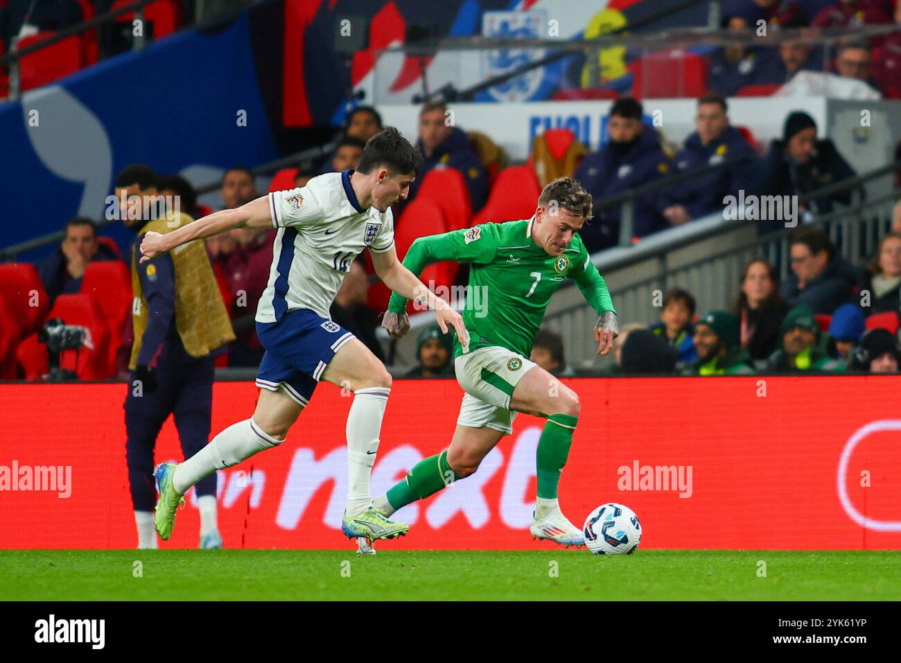 London, Großbritannien. November 2024. London, England, 17. November 2024: Sam Szmodics (7 Irland) erhält Druck von Tino Livramento (14 England) während des Spiels der UEFA Nations League zwischen England und Irland im Wembley Stadium in London, England (Alexander Canillas/SPP) Credit: SPP Sport Press Photo. /Alamy Live News Stockfoto