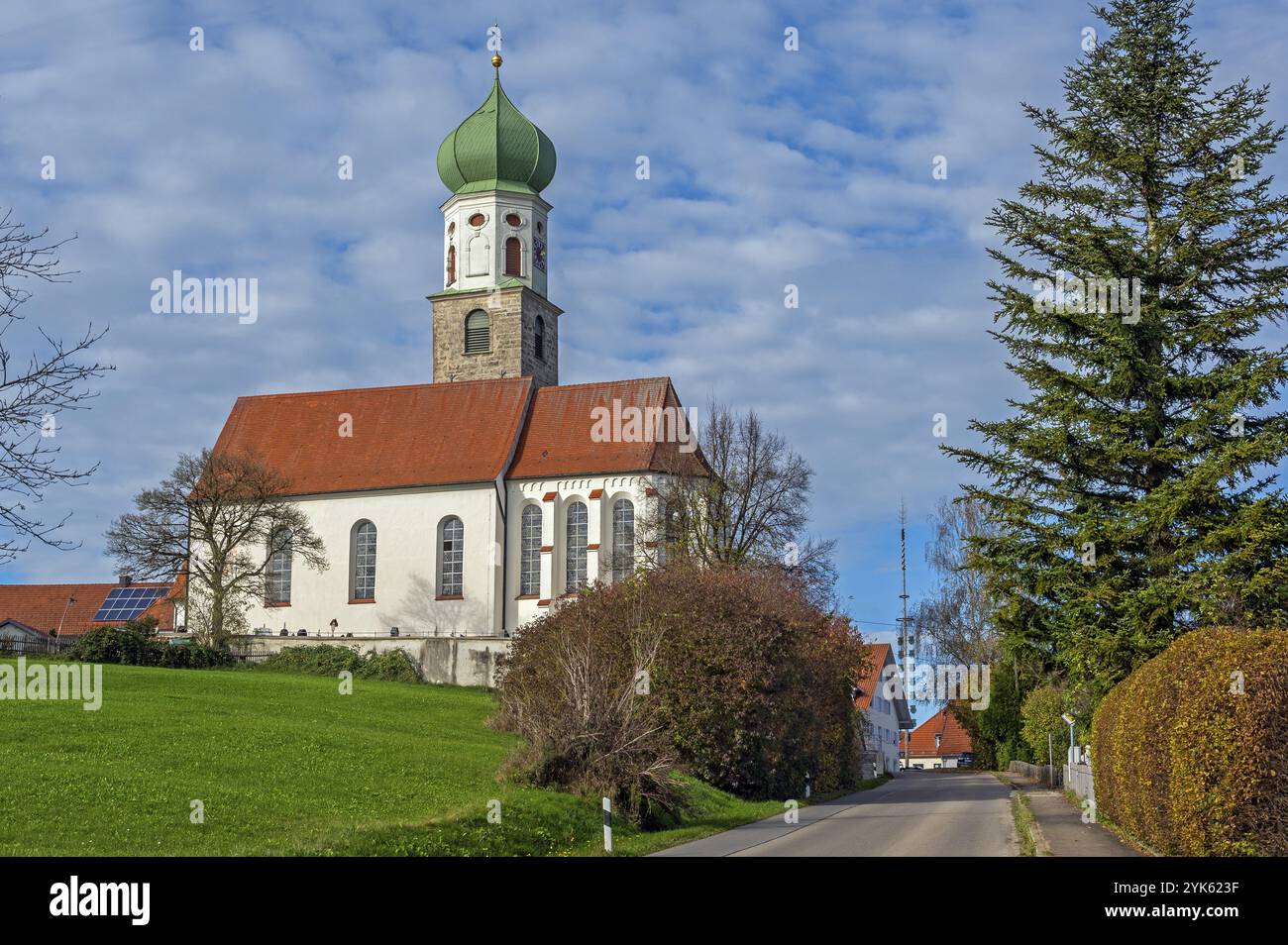 St. Georg und Florian ist eine denkmalgeschützte katholische Pfarrkirche in Reicholzried, Allgaeu, Bayern, Deutschland Stockfoto St. Georg und Florian ist eine denkmalgeschützte katholische Pfarrkirche in Reicholzried, Allgaeu, Bayern, Deutschland Stockfoto
