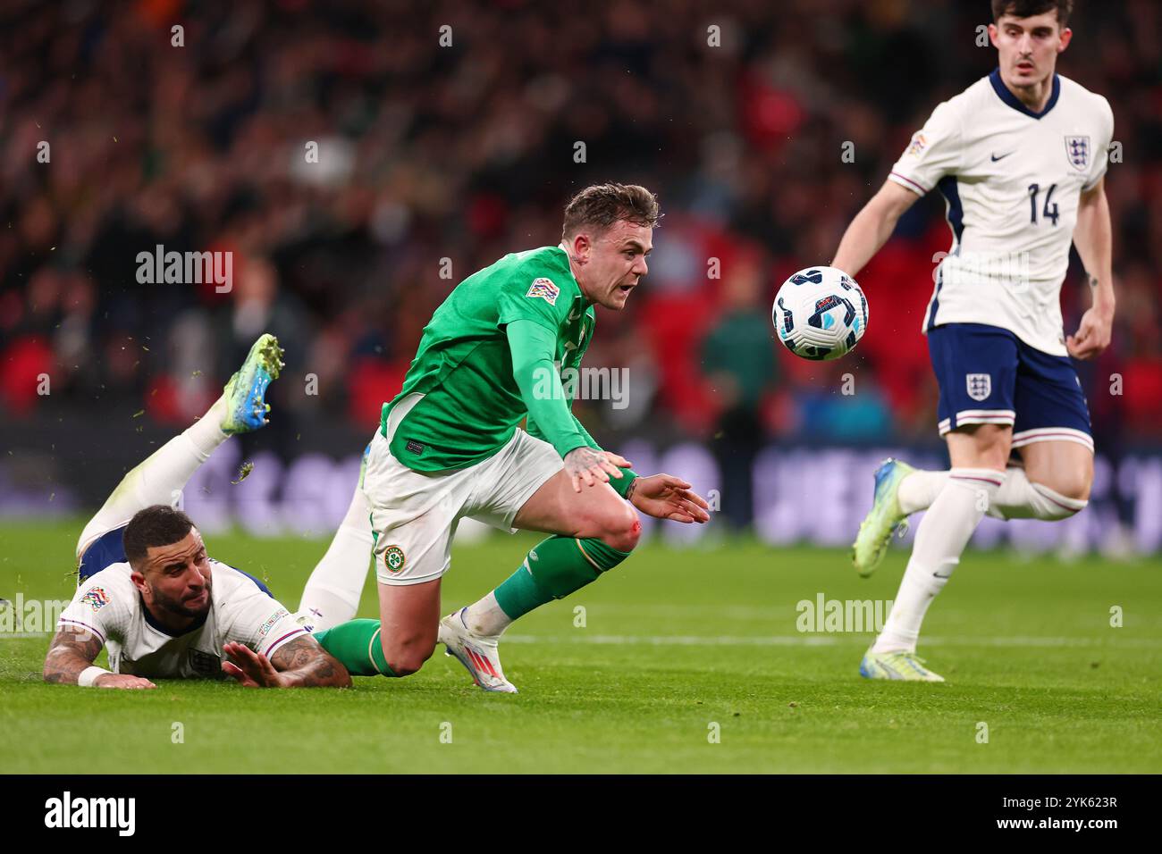 Wembley Stadium, London, Großbritannien. November 2024. Nations League, League B, Group 2 International Football, England gegen die Republik Irland; Sammie Szmodics aus Irland appelliert nach einer Herausforderung von Kyle Walker aus England um einen Strafstoß. Credit: Action Plus Sports/Alamy Live News Stockfoto