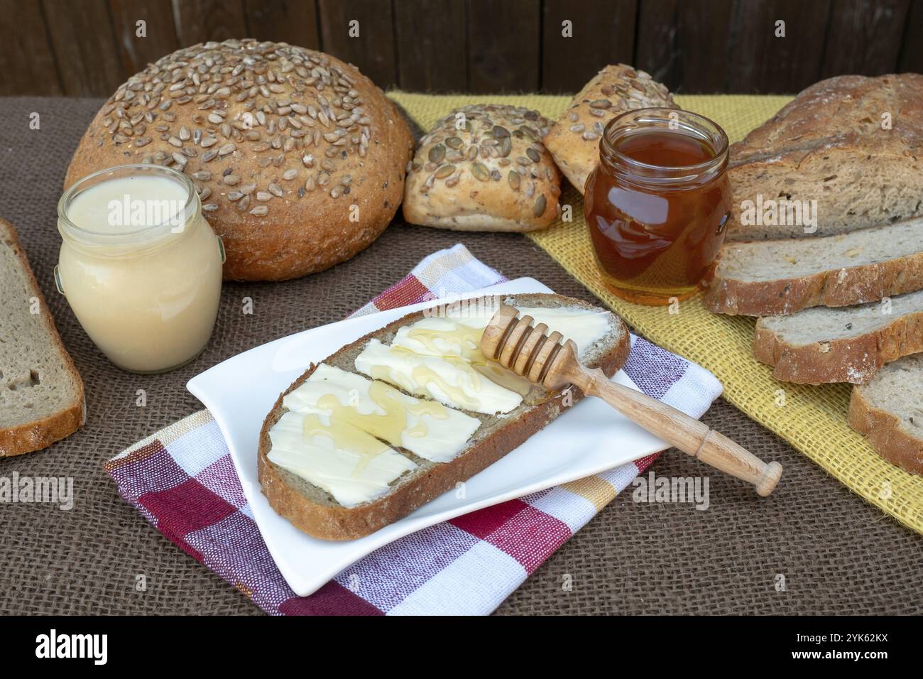 Scheibe Brot mit Butter und Honig zum Frühstück Stockfoto