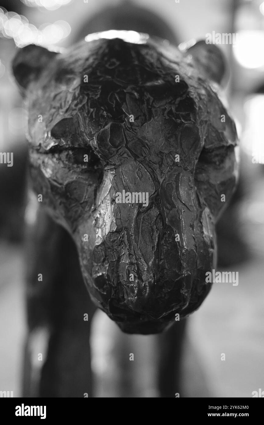 Bronzeskulptur einer großen Katze, verschwommener Hintergrund, schwarz-weiß, Roermond, Niederlande Stockfoto