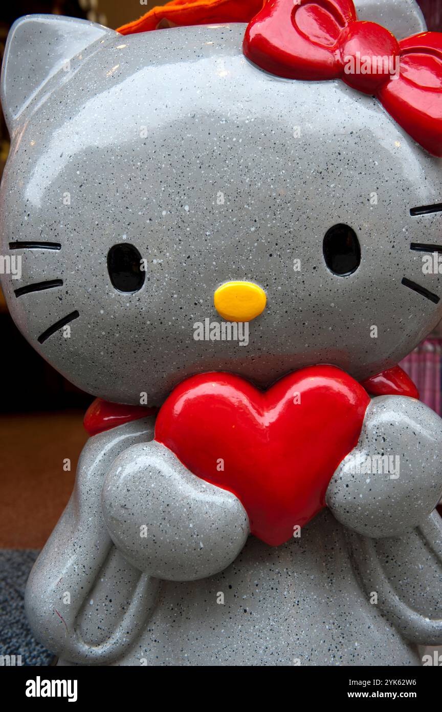 Eine Steinstatue der weltberühmten Popkultur Sanrio Hello Kitty Anime-Zeichentrickfigur mit einem roten Herz, geschaffen von Shimizu Yuko. Stockfoto