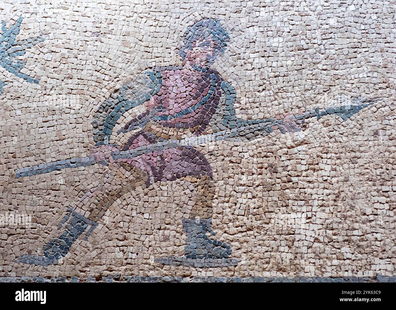 Das Mosaik der Jagdszene zeigt einen Mann mit einem Speer in der Villa des Hauses Dionysos, Paphos, Zypern Stockfoto