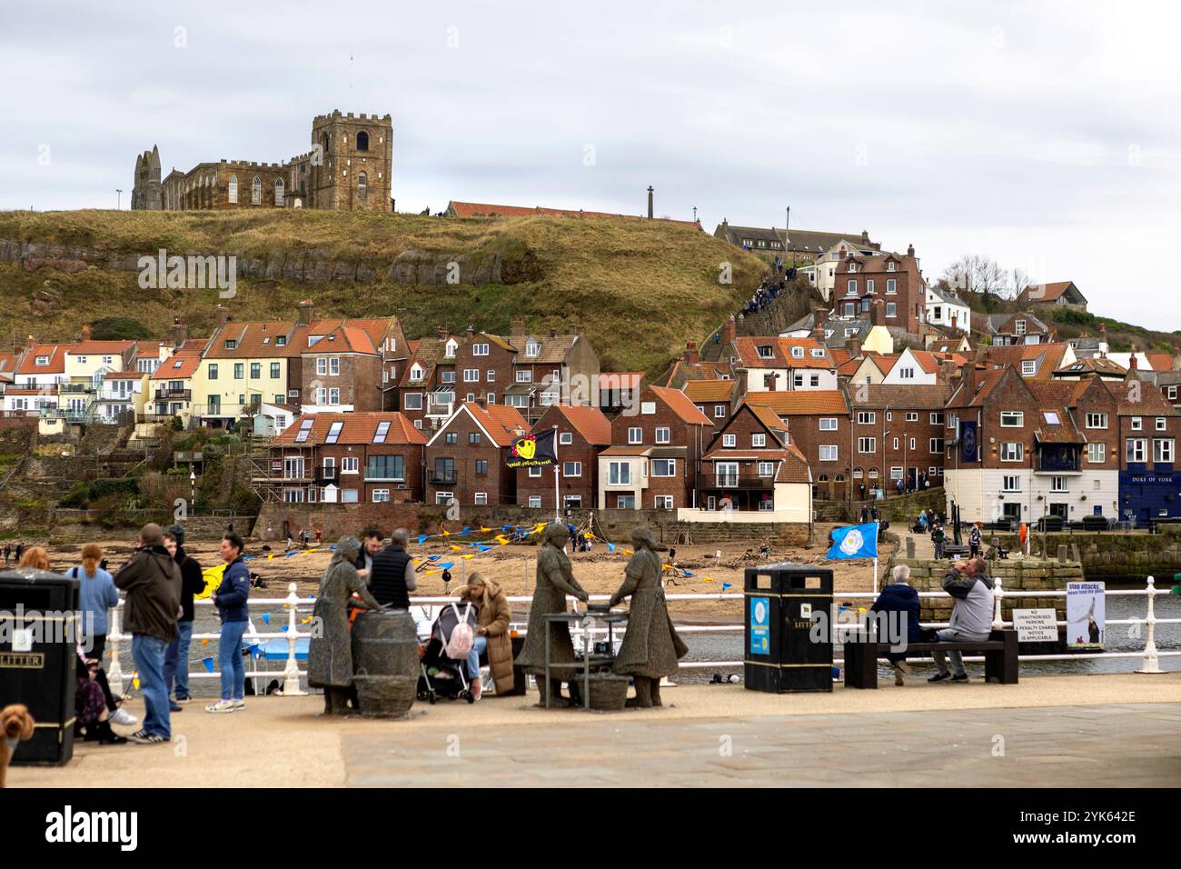 Blick auf Whitbys East Cliff mit Blick auf den historischen Hafen und die Abtei auf die Hütten und Häuser Stockfoto