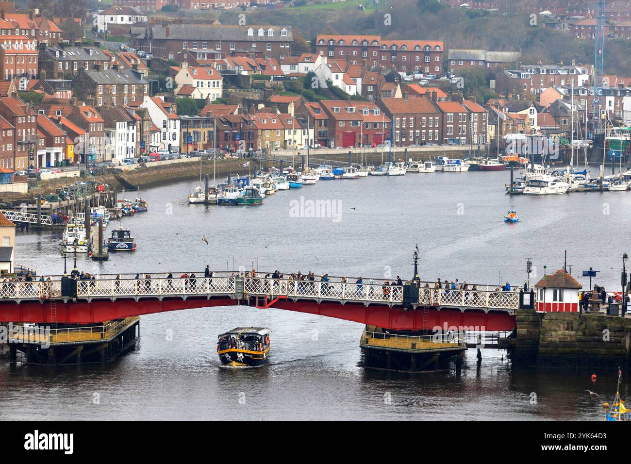 Blick auf Whitbys East Cliff mit Blick auf den historischen Hafen und die Abtei auf die Hütten und Häuser Stockfoto