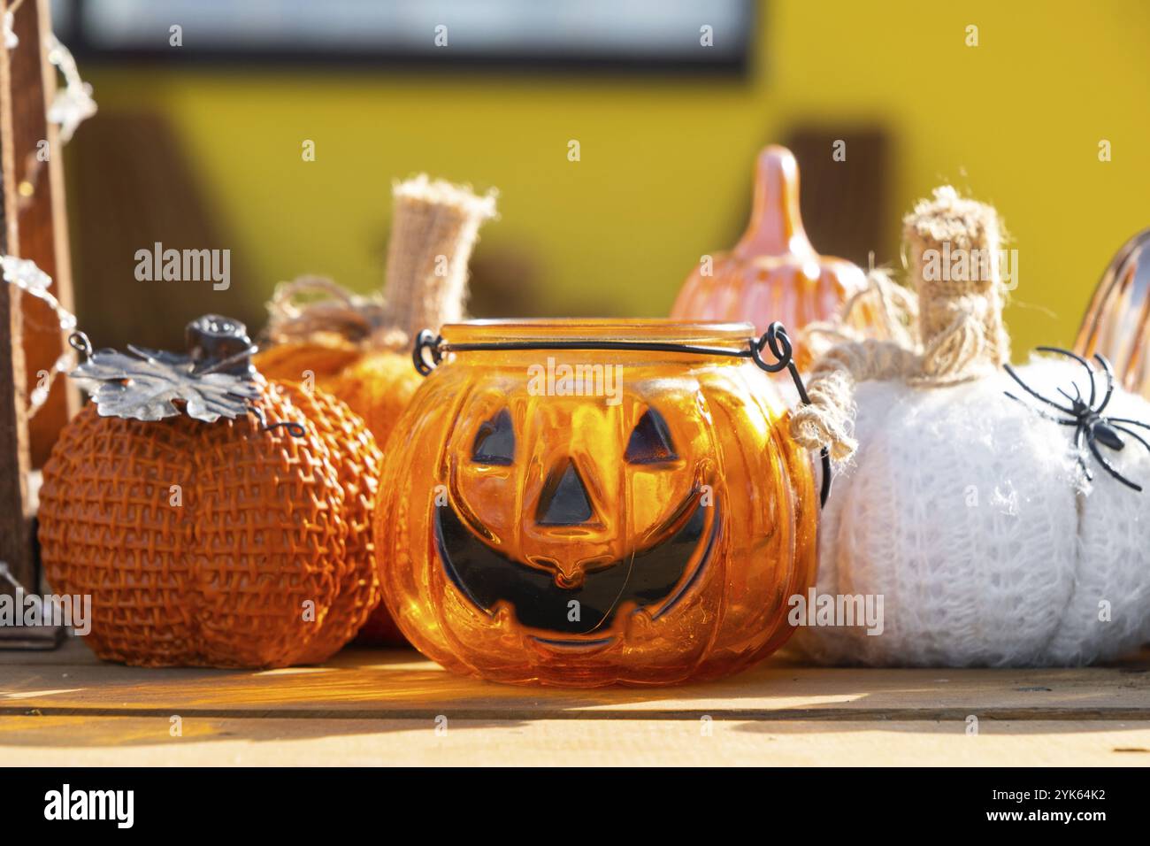 Herbstdekor auf der Veranda des Hauses draußen im Hof von Kürbis, Laterne, Girlanden, Hüte, Jack Laterne. Halloween-Party, Herbststimmung, Harvest fee Stockfoto