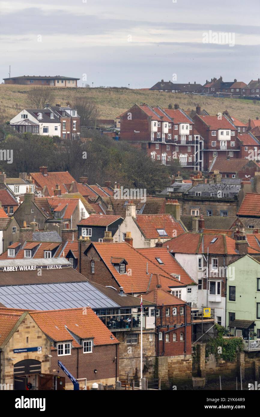 Blick auf Whitbys East Cliff mit Blick auf den historischen Hafen und die Abtei auf die Hütten und Häuser Stockfoto