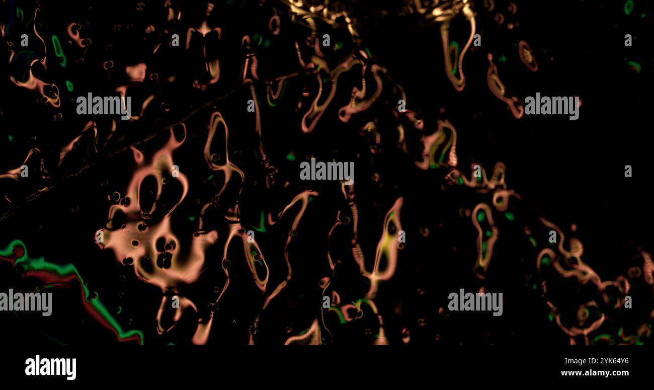 Metallische Flüssigkeit. Regenbogenüberlauf. Mystische Luminositätsschädigung. Abstrakte, wellige Punktpunktbeleuchtung im Zickzack-Punktstrahl. Stockfoto