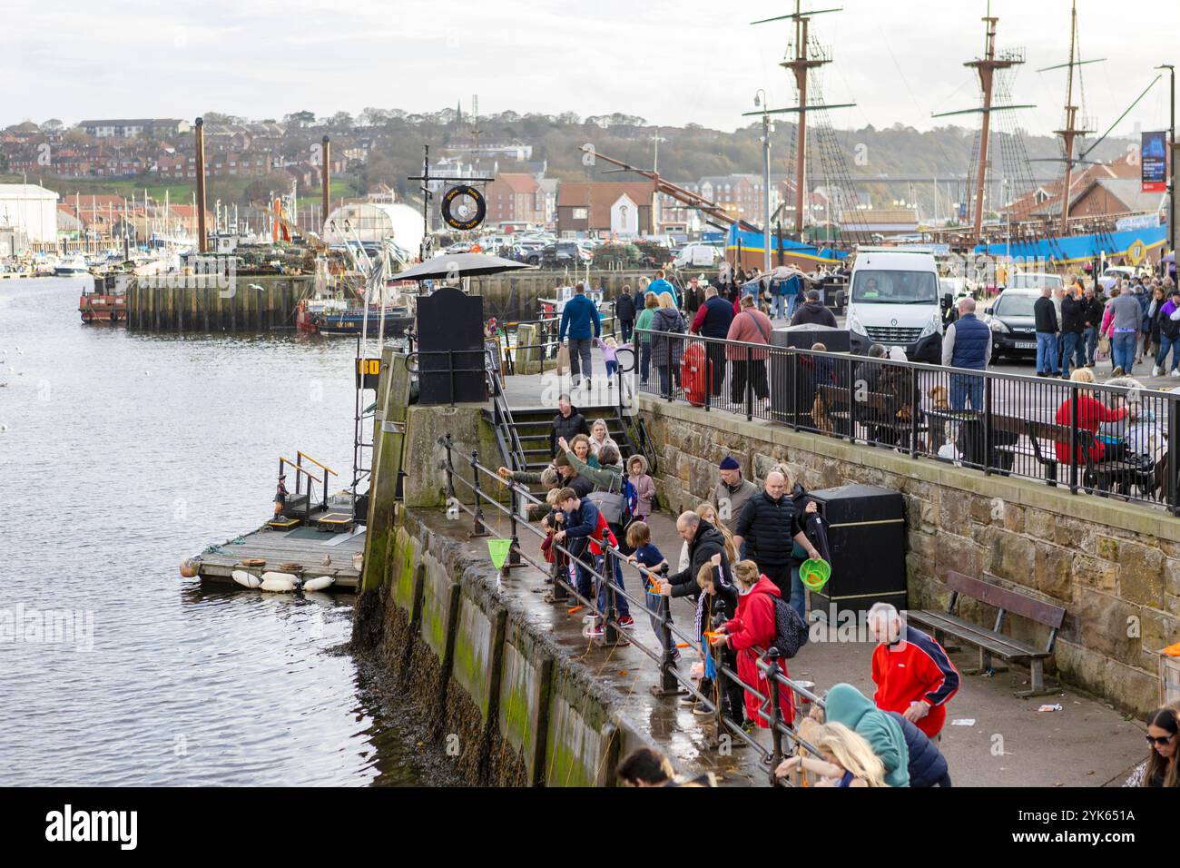 Blick auf die Küste der Pier Road in Whitby North Yorkshire Stockfoto