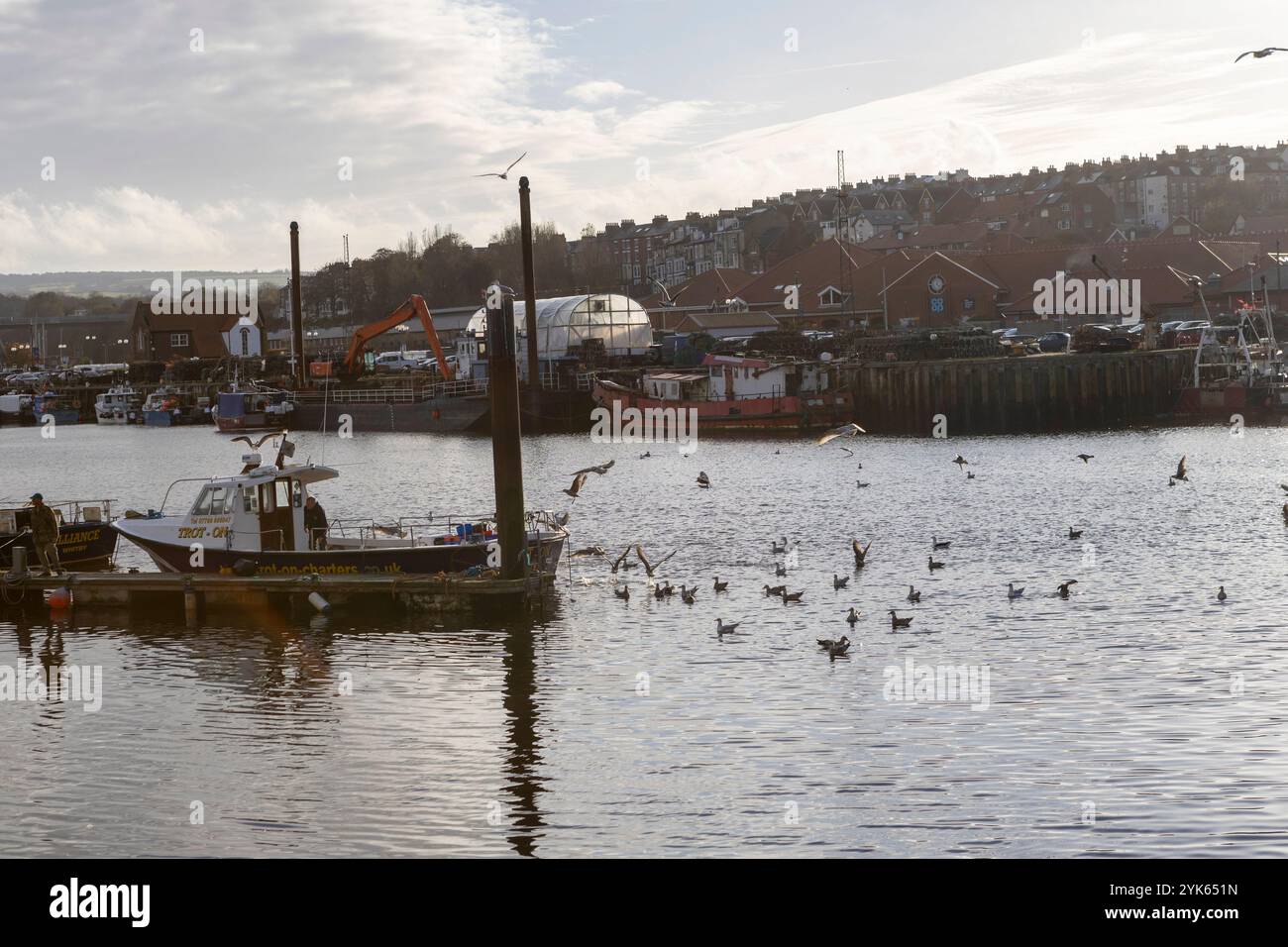 Angel- und Freizeitboote auf dem Fluss Esk in Whitby North Yorkshire Stockfoto