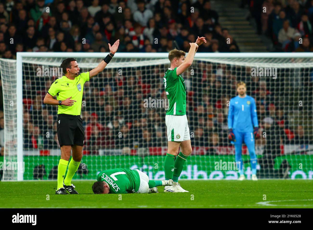 London, Großbritannien. November 2024. London, England, 17. November 2024: Sam Szmodics (7 Irland) liegt auf dem Boden, während Match-Schiedsrichter Erik Lambrechts und Nathan Collins (22 Irland) während des Spiels der UEFA Nations League zwischen England und Irland im Wembley Stadium in London, England (Alexander Canillas/SPP) um medizinische Hilfe bitten. /Alamy Live News Stockfoto