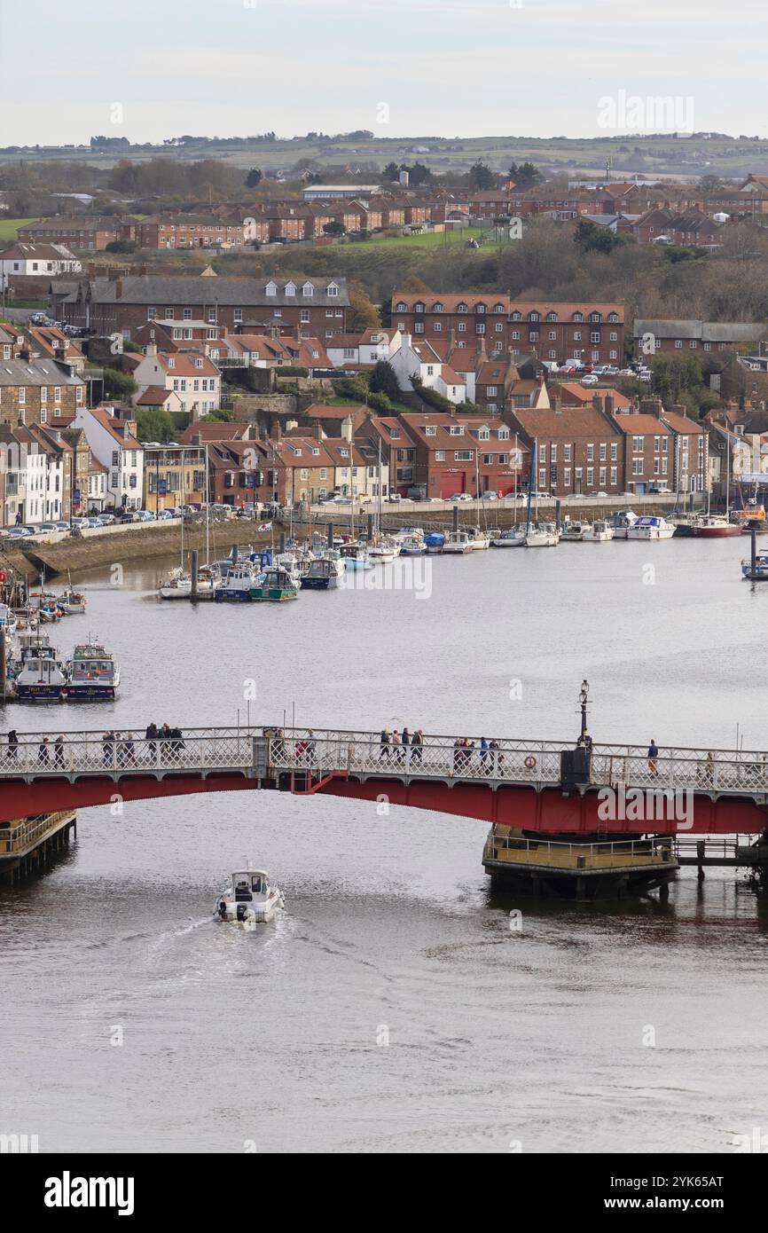 Blick auf Whitbys East Cliff mit Blick auf den historischen Hafen und die Abtei auf die Hütten und Häuser Stockfoto