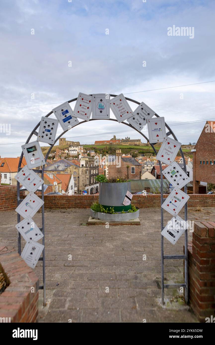 Alice in Wonderland thematischer Garten Arch an der Cliff Street in Whitby Stockfoto