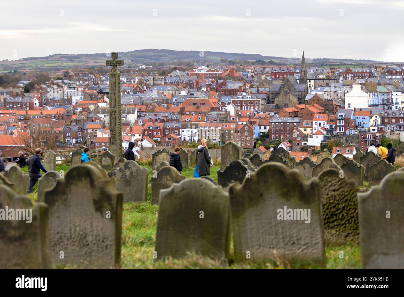 Friedhof in der Church of Saint Mary an einer anglikanischen Pfarrkirche, die der Stadt Whitby in North Yorkshire dient Stockfoto