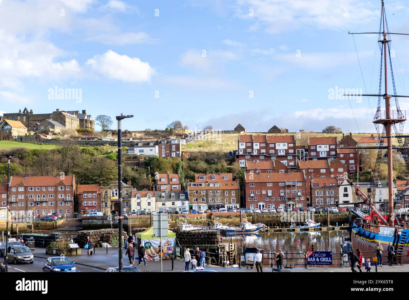 Blick auf die Küste der Pier Road in Whitby North Yorkshire Stockfoto