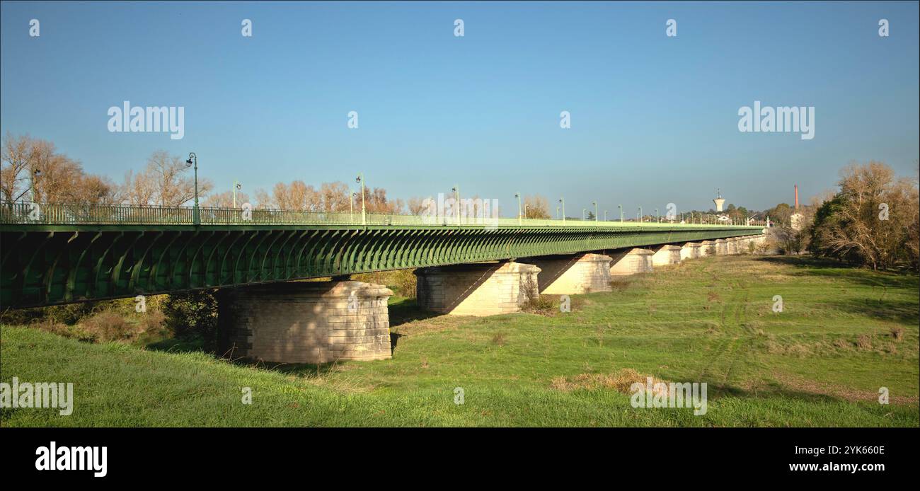 Briare, Loire-Tal, Frankreich - 4. November 2024 - berühmte Kanalbrücke in der Stadt Briare im Loire-Tal Stockfoto