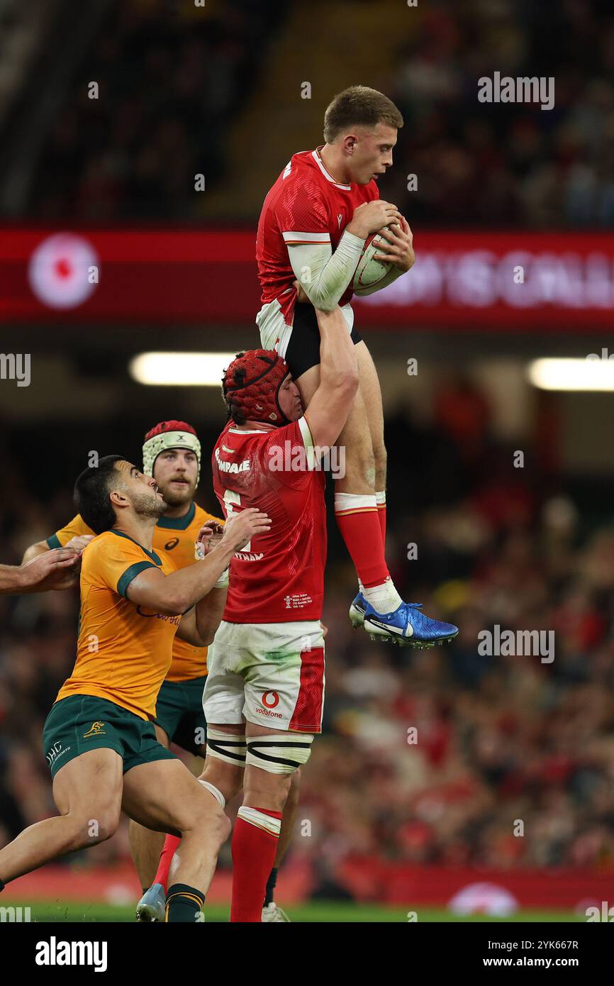 Cardiff, Großbritannien. November 2024. Cameron Winnett aus Wales wird von James Botham aus Wales gehoben, um den Ball zu fangen. Wales gegen Australien, 2024 Spiel der Autumn Nations im Principality Stadium in Cardiff am Sonntag, den 17. November 2024. bild von Andrew Orchard/Andrew Orchard Sportfotografie/Alamy Live News Credit: Andrew Orchard Sportfotografie/Alamy Live News Stockfoto