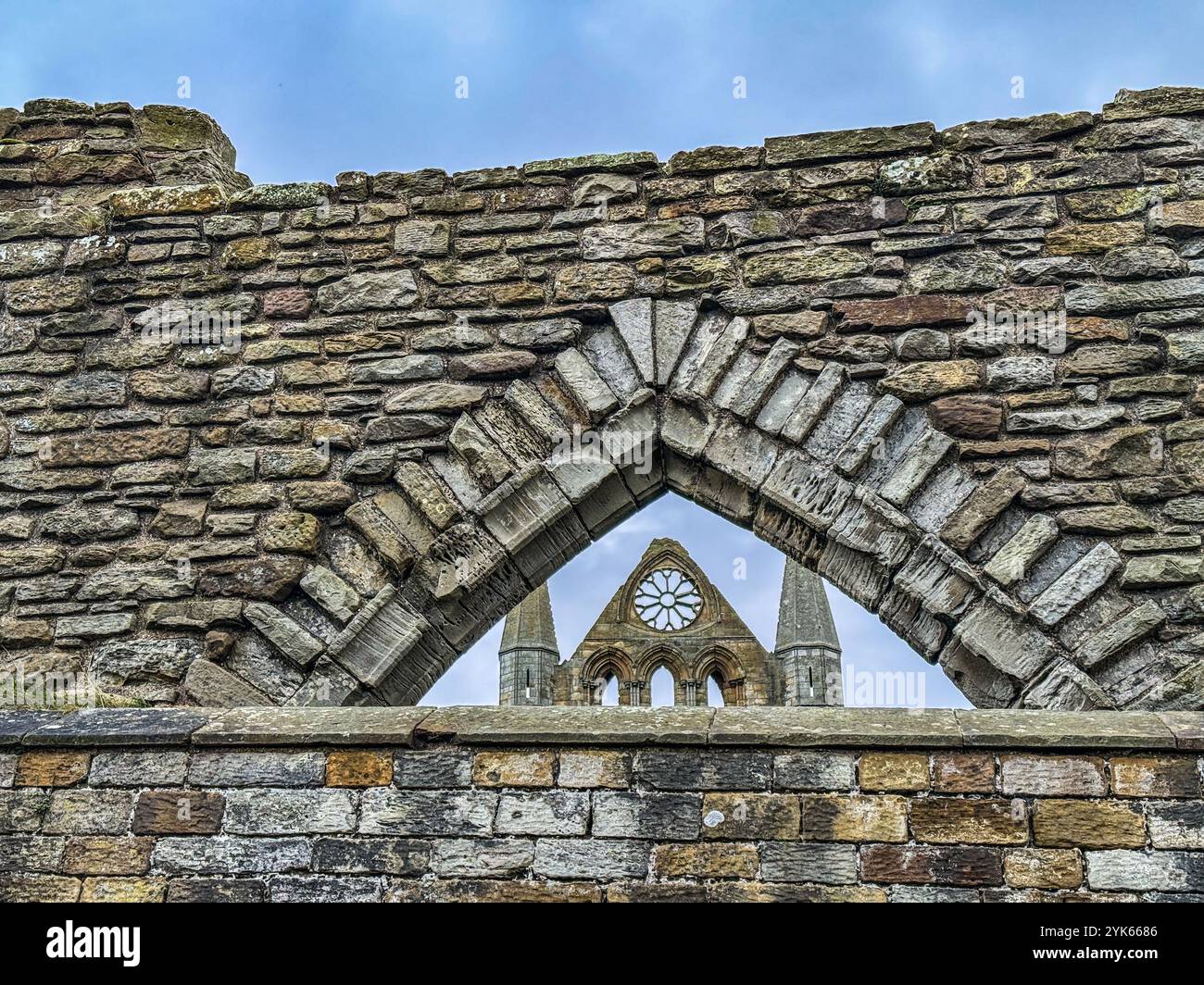 Whitby Abbey mit Blick auf die Nordsee auf der East Cliff oberhalb von Whitby in North Yorkshire Stockfoto