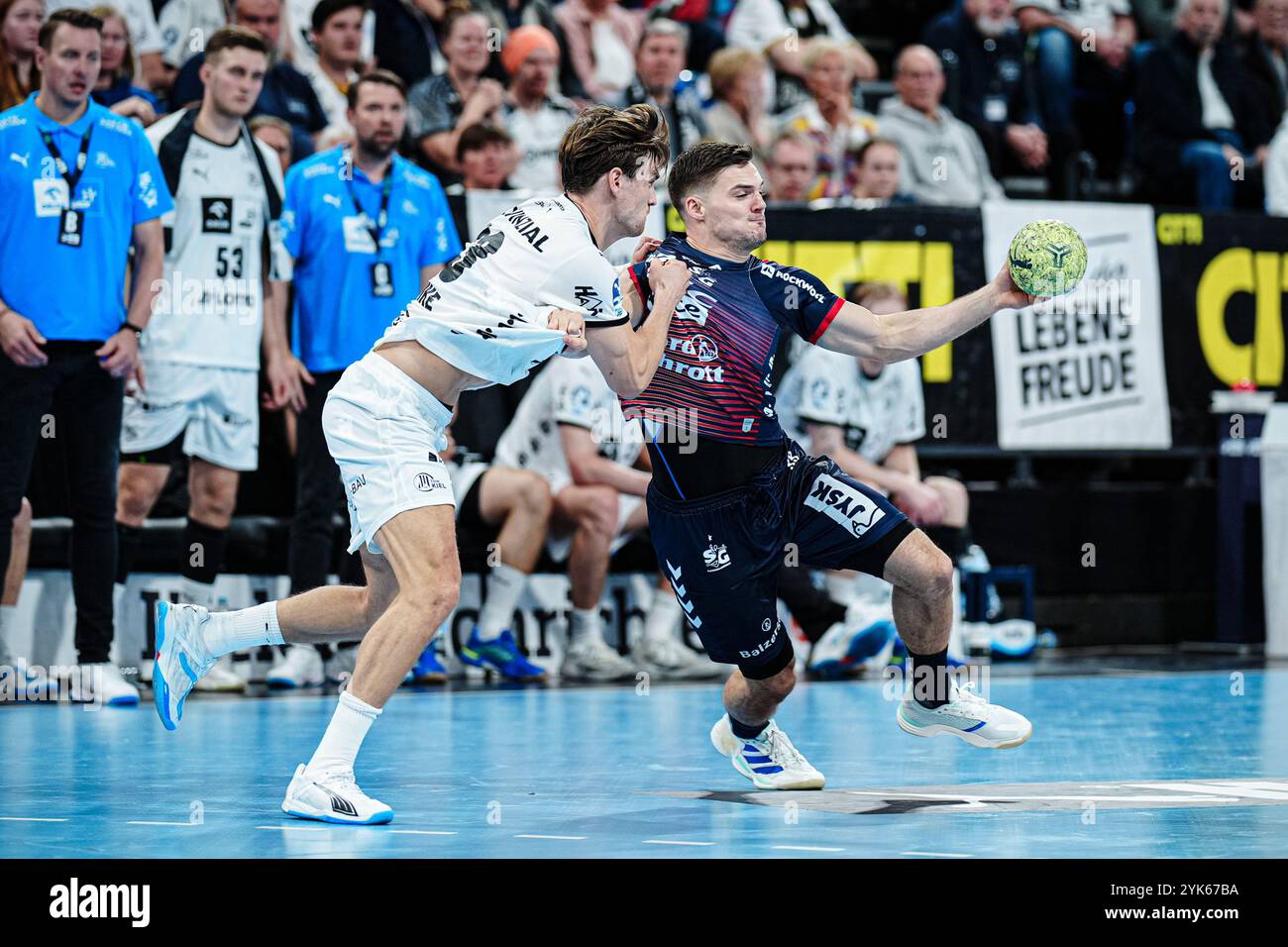 Rune Dahmke (THW Kiel, #23), Kay Smits (SG Flensburg-Handewitt, #33) GER, THW Kiel vs. SG Flensburg-Handewitt, Handball, Bundesliga, Spieltag, 10, Saison 2024/2025, 17.11.2024 Foto: Eibner-Pressefoto/Marcel von Fehrn Stockfoto