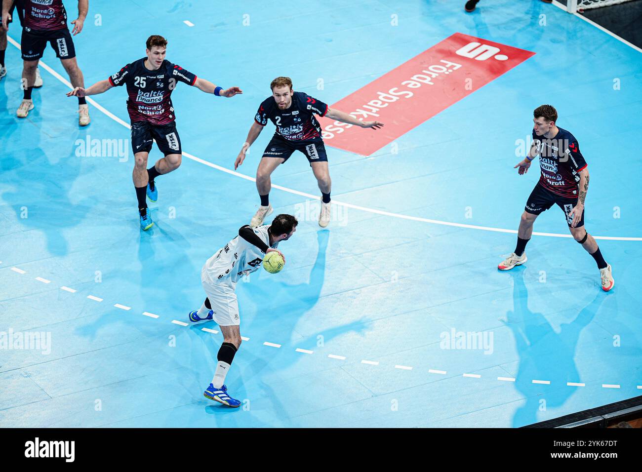 Wurf/Tor Domagoj Duvnjak (THW Kiel, #04), Lukas Joergensen (SG Flensburg-Handewitt, #25), Simon Pytlick (SG Flensburg-Handewitt, #02), Emil Manfeldt Jakobsen (SG Flensburg-Handewitt, #31) GER, THW Kiel vs. SG Flensburg-Handewitt, Handball, Bundesliga, 10, Spieltag Saison 2024/2025, 17.11.2024 Foto: Eibner-Pressefoto/Marcel von Fehrn Stockfoto