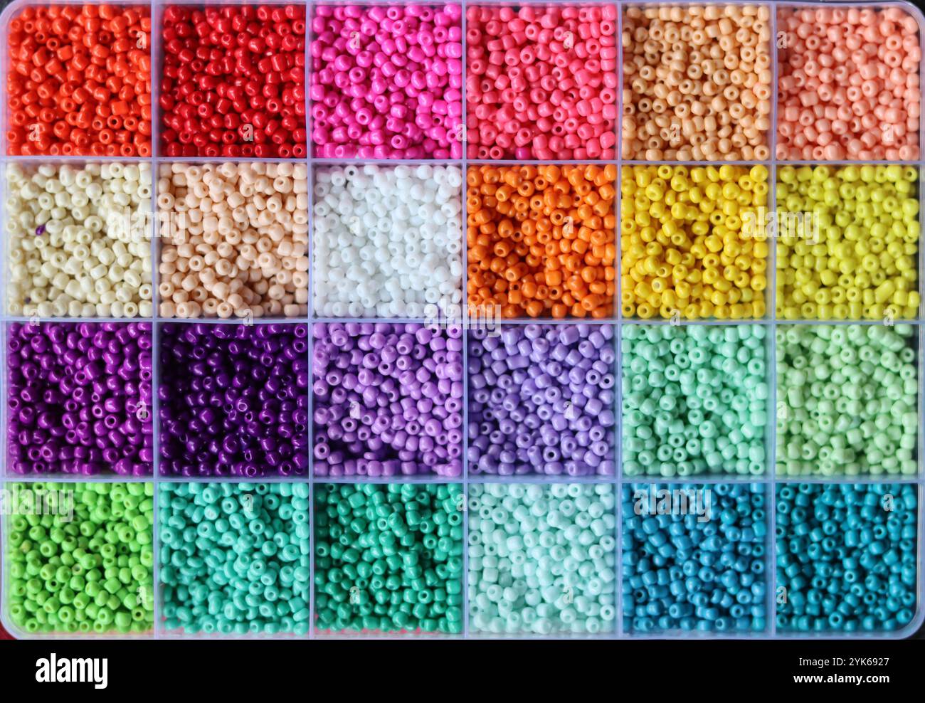 Bunte Glasperlen in einer Box. Wunderschöne winzige Glasperlen zum Sticken. Perlen in der Fächer-Box zum Basteln. Stockfoto