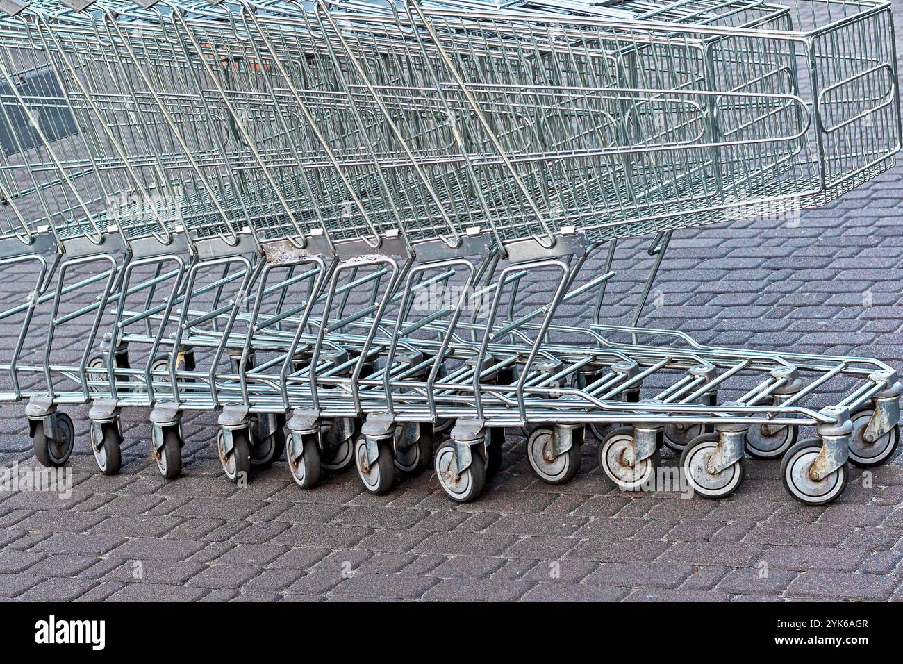 Eisenkarren in der Nähe des Supermarktes neben dem Parkplatz vor dem Hotel Stockfoto