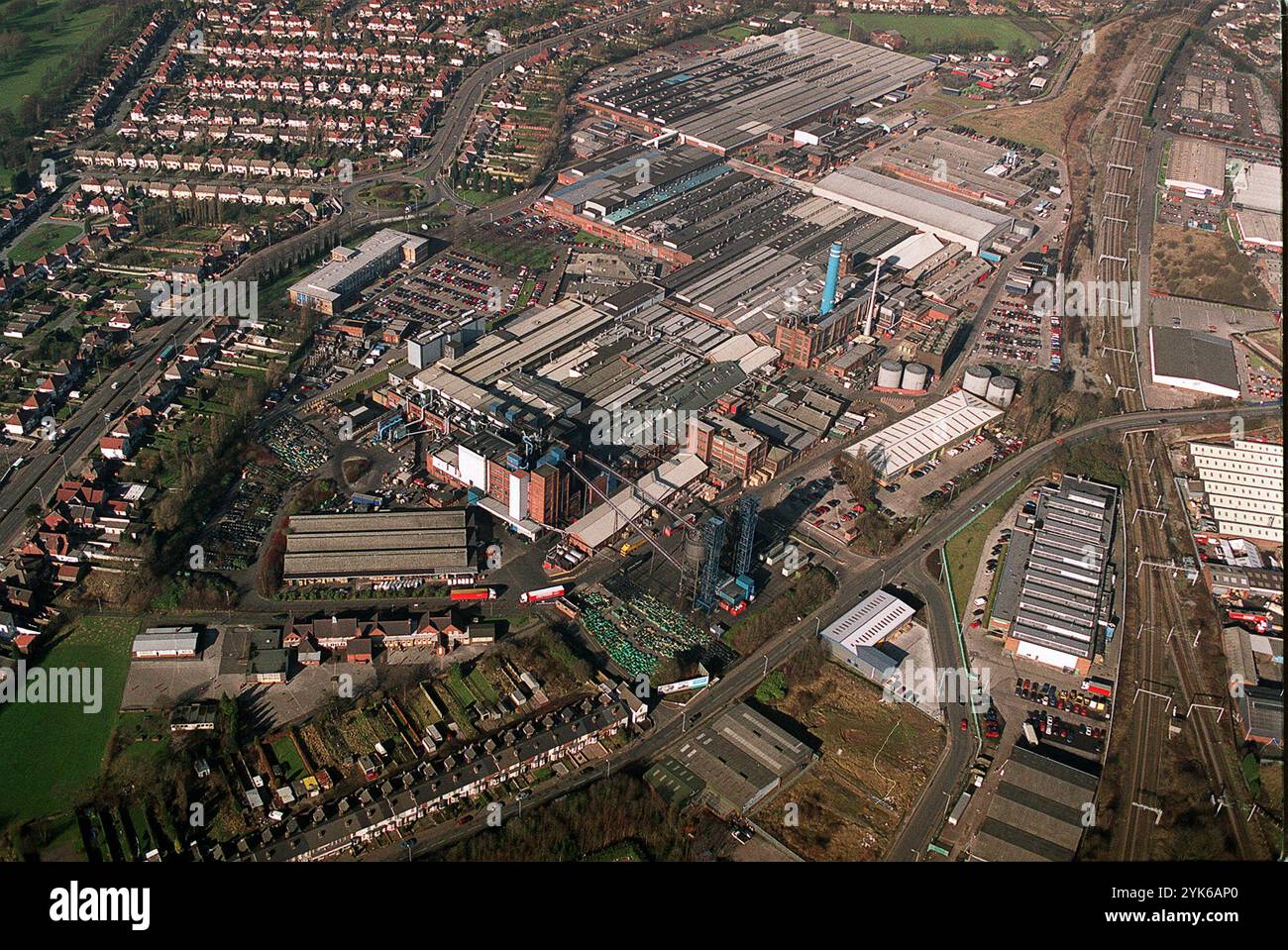 Luftaufnahme des Goodyear-Reifenwerks in Wolverhampton zwischen der A449 Stafford Road (links) und der West Coast-Hauptstrecke. Stockfoto