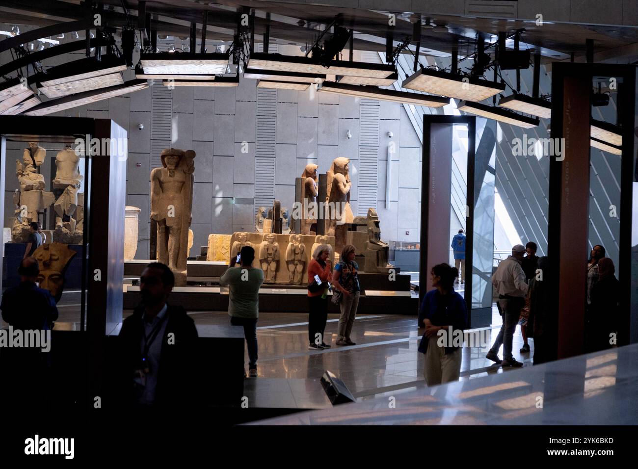 Besucher des neu eröffneten Großen Ägyptischen Museums bewundern die ausgestellten Objekte. Stockfoto