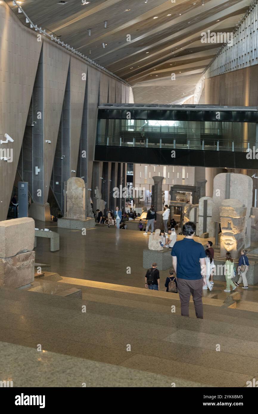 Die von Statuen gesäumte majestätische Treppe des Großen Ägyptischen Museums führt von der Galerieebene im 3. Stock zum Atrium im Erdgeschoss. Stockfoto