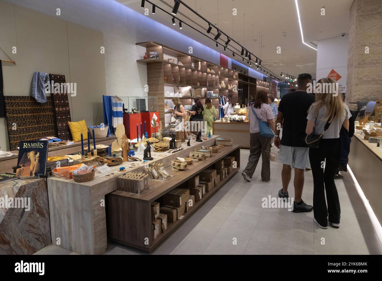 Besucher des Großen Ägyptischen Museums stöbern im Souvenirshop des Museums. Stockfoto