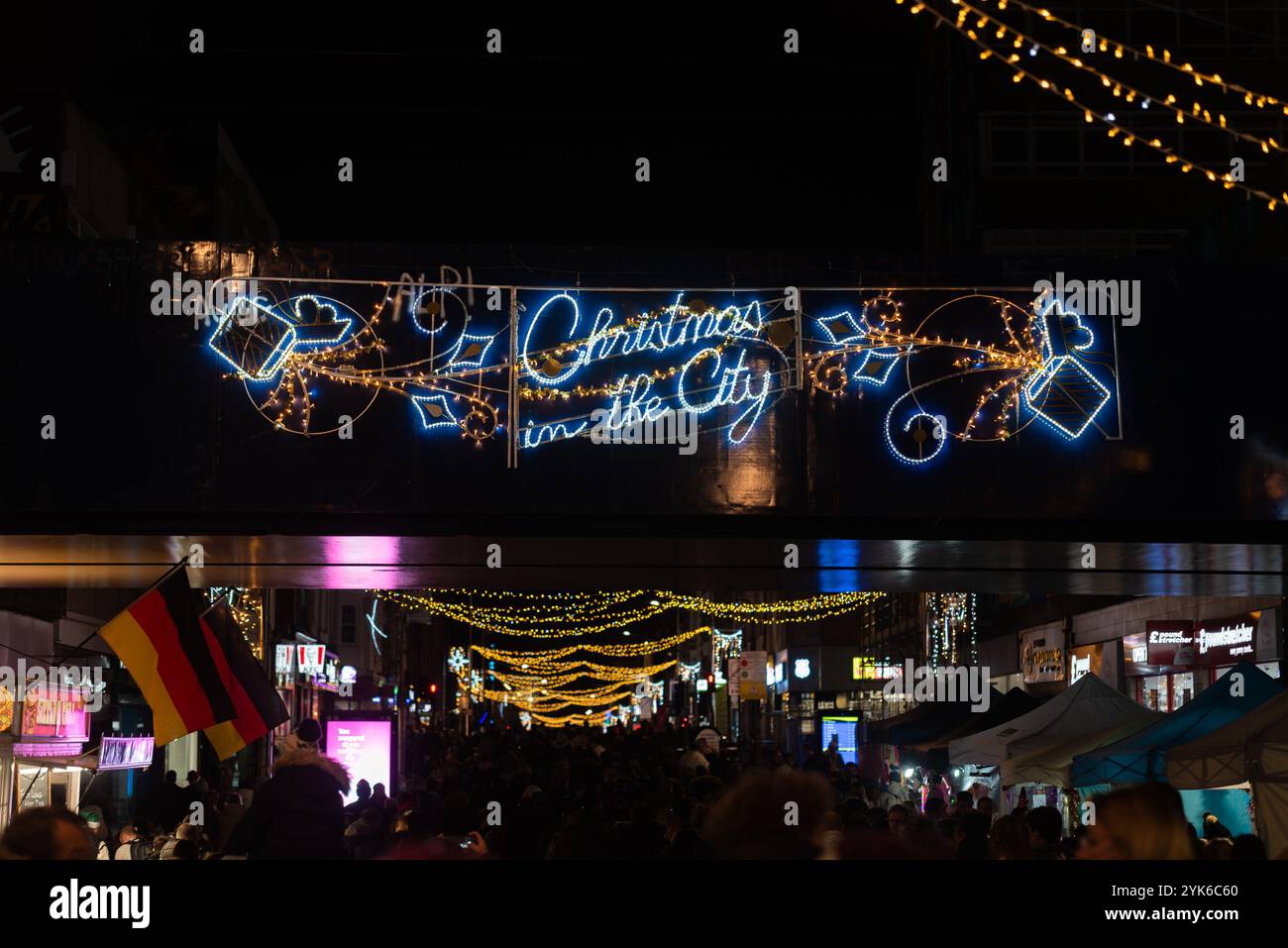Weihnachtslichter in der High Street von Southend on Sea, Essex, Großbritannien, voller Menschen, die das Einschalten beobachtet haben und zum Feuerwerk am Meer fahren Stockfoto