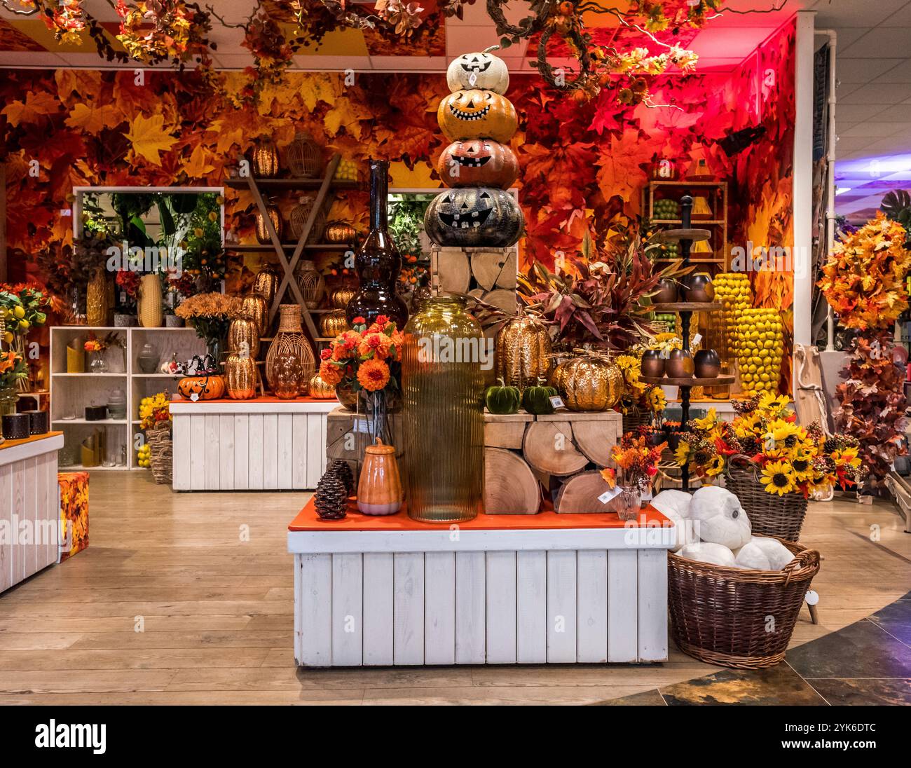 Das Bild zeigt das Innere eines überdachten Einzelhandels, der hier mit Halloween-Dekorationen und ausgefallenen Waren gezeigt wird. Das Display ist hell und fröhlich Stockfoto