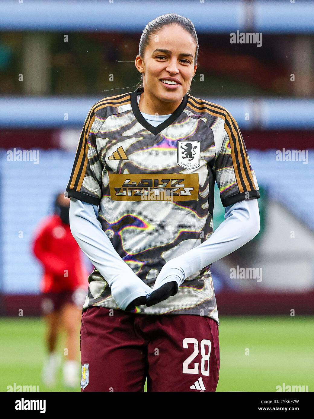 Birmingham, Großbritannien. November 2024. #28, Gabi Nunes aus Aston Villa beim warm Up während des Women's Super League Spiels zwischen Aston Villa Women und Crystal Palace Women im Villa Park, Birmingham, England am 17. November 2024. Foto von Stuart Leggett. Nur redaktionelle Verwendung, Lizenz für kommerzielle Nutzung erforderlich. Keine Verwendung bei Wetten, Spielen oder Publikationen eines einzelnen Clubs/einer Liga/eines Spielers. Quelle: UK Sports Pics Ltd/Alamy Live News Stockfoto