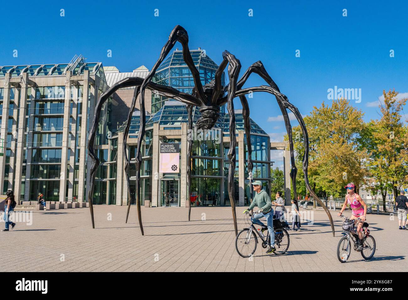 Ottawa, Kanada, 29. September 2024: Die Maman Bronzeskulptur einer großen Spinne von Louise Bourgeois in der Nähe der National Gallery of Canada Stockfoto