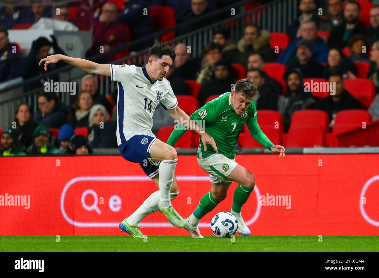 London, Großbritannien. November 2024. London, England, 17. November 2024: Tino Livramento (14 England) und Sam Szmodics (7 Irland) kämpfen um den Ball während des Spiels der UEFA Nations League zwischen England und Irland im Wembley Stadium in London (Alexander Canillas/SPP). /Alamy Live News Stockfoto