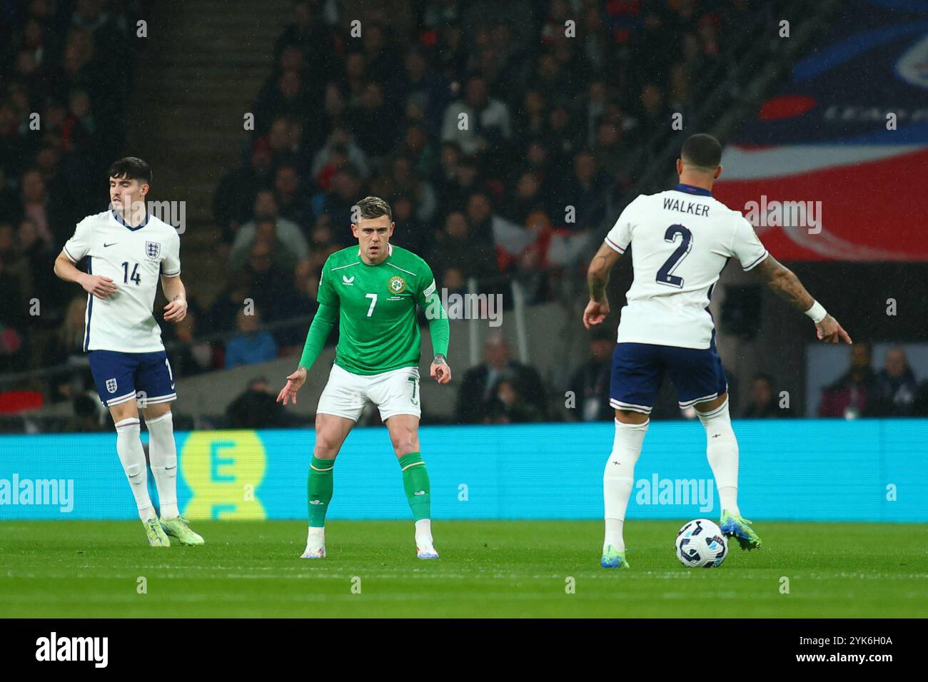 London, Großbritannien. November 2024. London, England, 17. November 2024: Sam Szmodics (7 Irland) verteidigt Kyle Walker (2 England) während des Spiels der UEFA Nations League zwischen England und Irland im Wembley Stadium in London, England (Alexander Canillas/SPP) Credit: SPP Sport Press Photo. /Alamy Live News Stockfoto