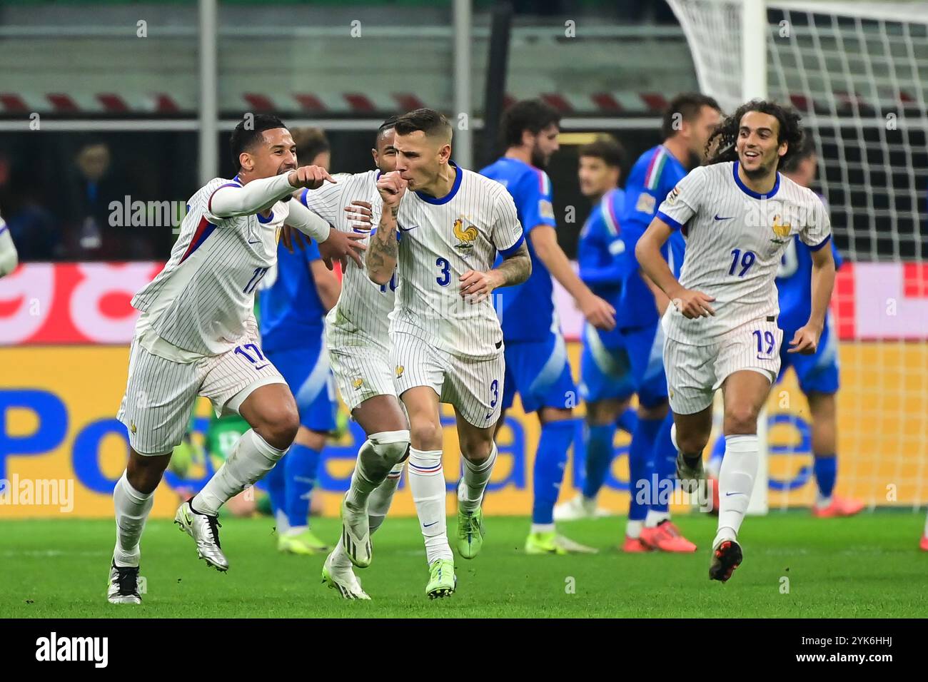 Lucas Digne (Aston Villa) FC of France feiert, nachdem er sein zweites Tor beim Fußballspiel der UEFA Nations League zwischen Italien und Frankreich im San Siro Stadium in Mailand am 17. November 2024 erzielt hat. Credit: Piero Cruciatti/Alamy Live News Stockfoto