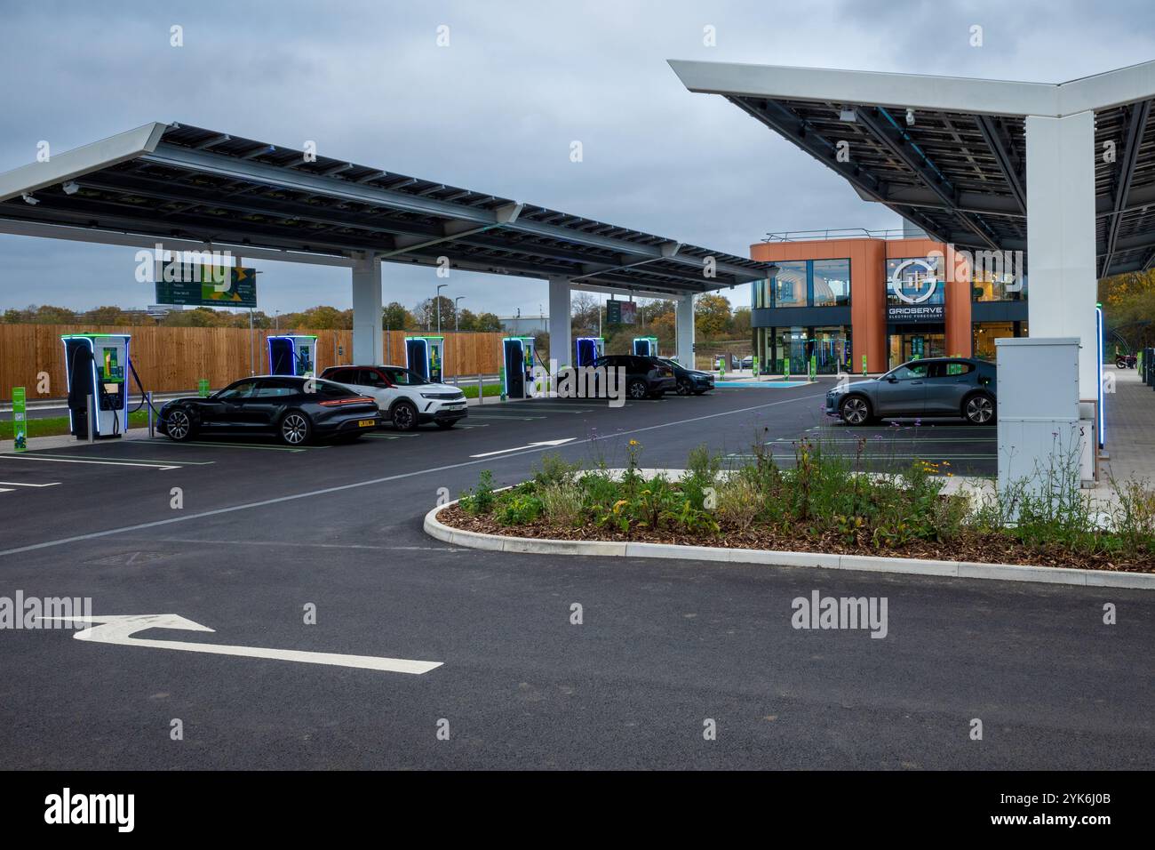 GRIDSERVE Elektrischer Vorplatz Stevenage. Gridserve Elektroauto-Tankstelle auf der A1M in der Nähe von Stevenage. Gridserve Stevenage Electric Vorplatz. Stockfoto