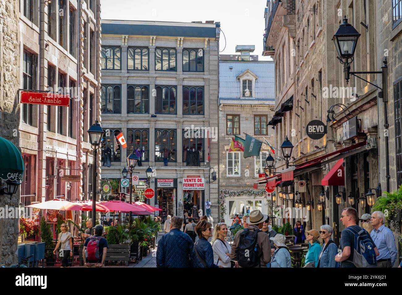 Montreal, QC, Kanada – 30. September 2024: Geschäftige Stadtstraße mit Touristen in der Altstadt von Montreal. Stockfoto