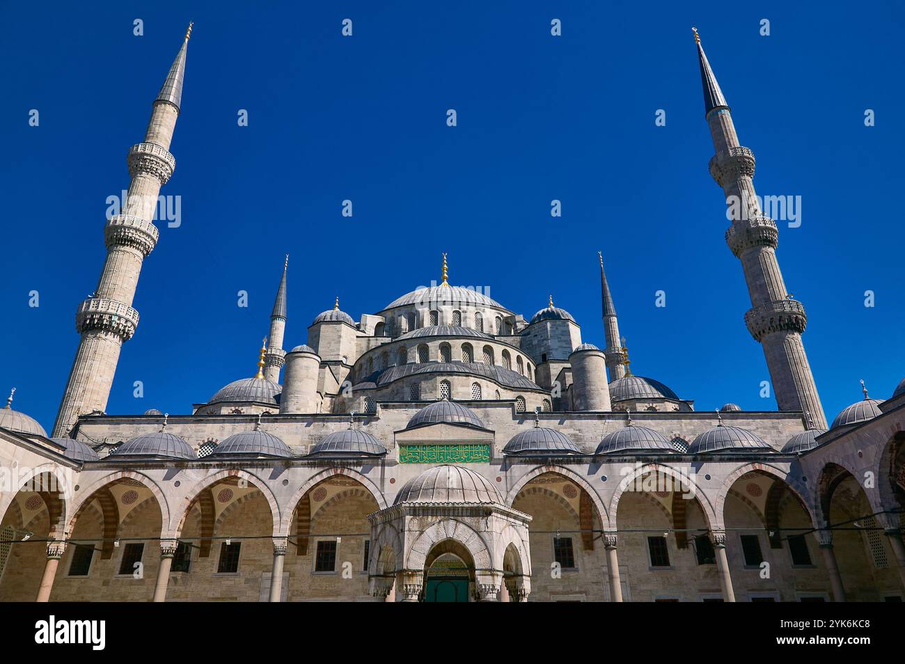 Die Blaue Moschee mit Minaretten in Istanbul, Turkiye. Stockfoto