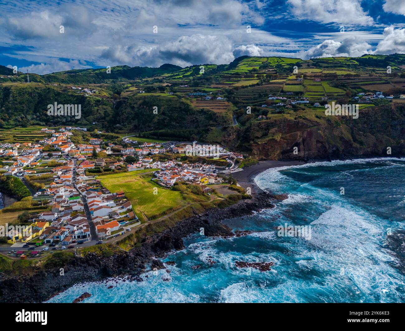 Mosteiros Stadt. Drohnenansicht des Dorfes auf der Insel Sao Miguel auf den Azoren. Gelegen am Atlantikufer mit großen türkisfarbenen Wellen und Bergen Stockfoto