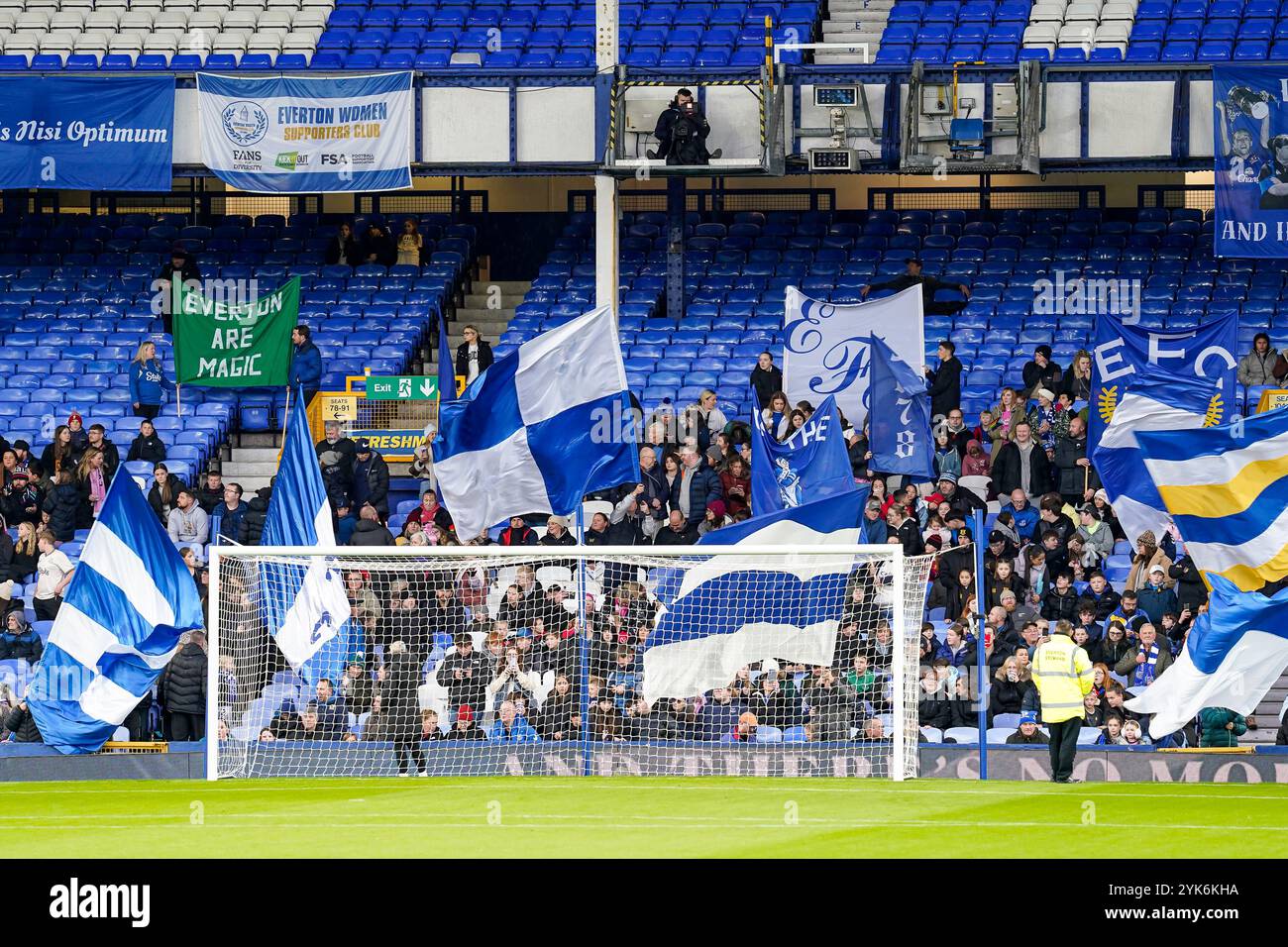 Goodison Park, Liverpool, Großbritannien. Sonntag, 17. November 2024, Barclays Women’s Super League: Everton FC Women vs Liverpool FC Women im Goodison Park. Everton Fans vor dem Start mit Fahnen und Bannern auf den Tribünen. James Giblin/Alamy Live News. Stockfoto