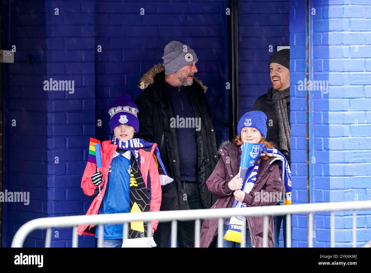 Goodison Park, Liverpool, Großbritannien. Sonntag, 17. November 2024, Barclays Women’s Super League: Everton FC Women vs Liverpool FC Women im Goodison Park. Zwei junge Everton-Fans schützen vor dem Regen. James Giblin/Alamy Live News. Stockfoto