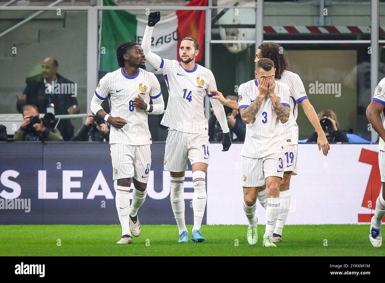 Mailand, Italien, Italien. November 2024. Adrien RABIOT aus Frankreich feiert sein Tor mit seinen Teamkollegen während des Fußballspiels der UEFA Nations League, der Liga A - Gruppe 2 zwischen Italien und Frankreich am 17. November 2024 im Stadio San Siro in Mailand. (Kreditbild: © Matthieu Mirville/ZUMA Press Wire) NUR REDAKTIONELLE VERWENDUNG! Nicht für kommerzielle ZWECKE! Stockfoto