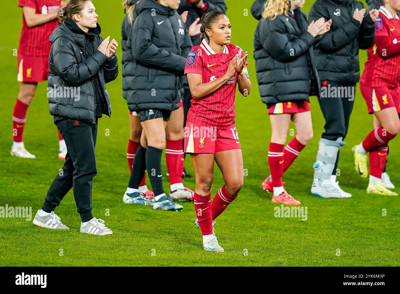 Goodison Park, Liverpool, Großbritannien. Sonntag, 17. November 2024, Barclays Women’s Super League: Everton FC Women vs Liverpool FC Women im Goodison Park. Liverpool Defender Taylor Hinds 12 klatscht die Fans in Vollzeit. James Giblin/Alamy Live News. Stockfoto